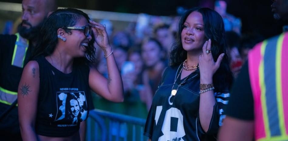 Tokischa y Rihanna se encuentran en festival de música y el momento se vuelve viral en redes