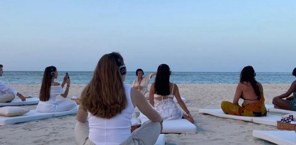 Conectar con la naturaleza: meditación, música, baile y artes marciales en la playa