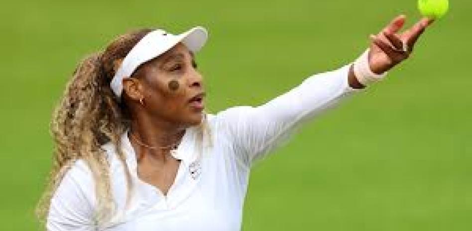Serena Williams consigue un triunfo a su regreso en partido de dobles en Queen's