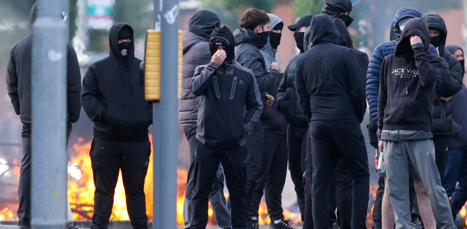 Manifestantes antimigración bloquean calles y queman vehículos tras apuñalamiento en Belfast