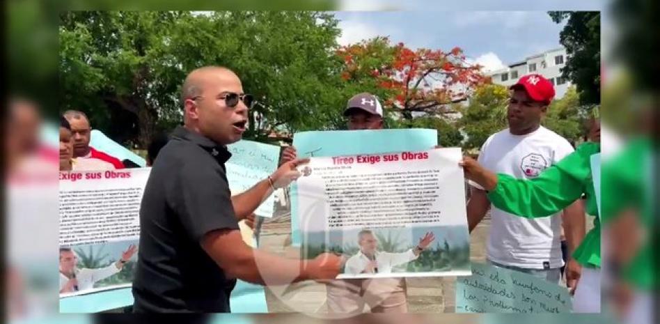 VIDEO: Comunitarios de Tireo reclaman frente al Palacio Nacional por obras prometidas en 2022