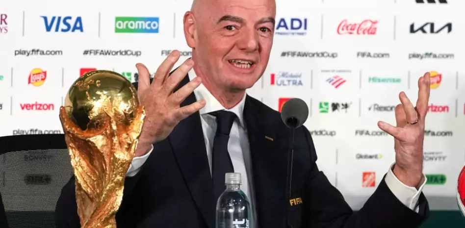 Infantino defiende precio de entradas de la Copa Mundial de la Fifa y regatea la política