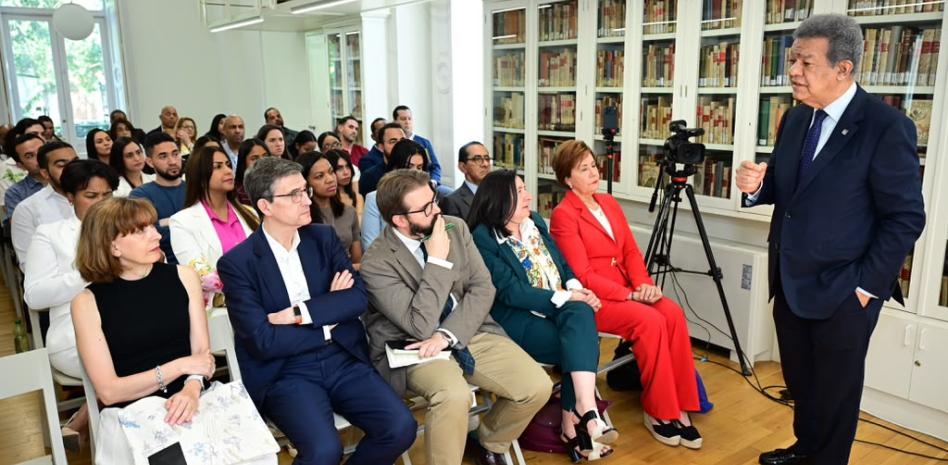 Leonel dialoga con estudiantes en Madrid sobre desafíos globales