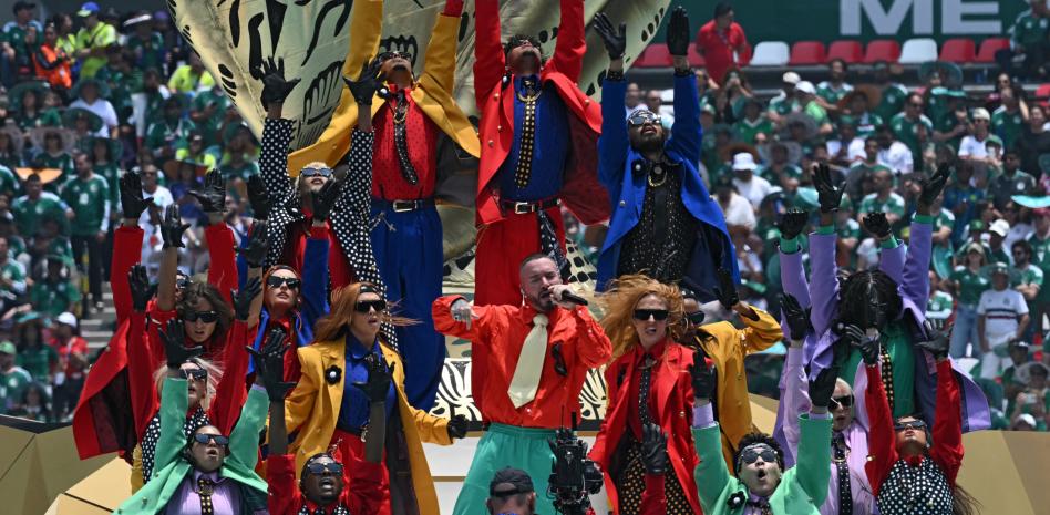 Shakira, J Balvin, Maná y Salma Hayek prenden la tercera Copa del Mundo en México