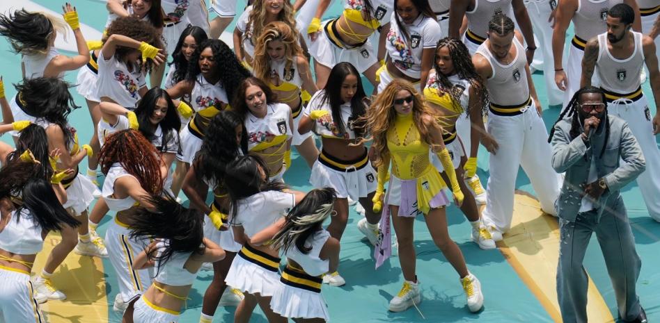Shakira, Maná y Salma Hayek prenden la tercera Copa del Mundo en México