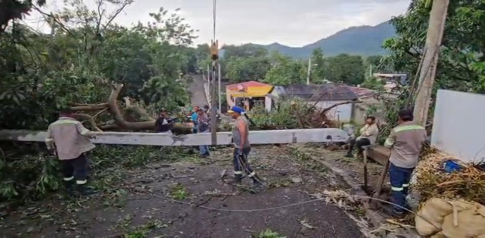 Fuertes vientos causan daños en Loma de Cabrera