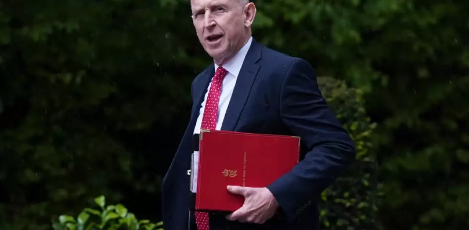 Renuncia el ministro de Defensa británico
