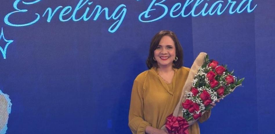 Eveling Belliard se despide de "Telenoticias" , donde permaneció cuatro décadas