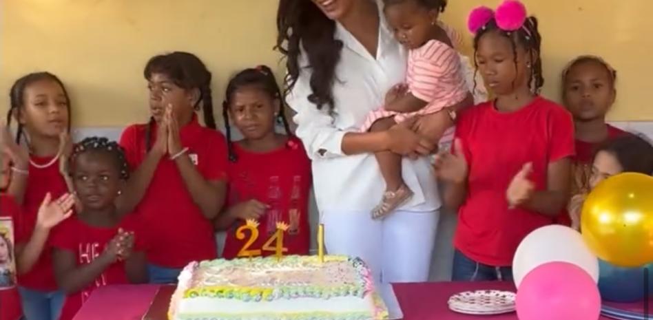 Fanáticos reúnen dinero para premiar a Celinee Santos con un ‘maletín del pueblo’