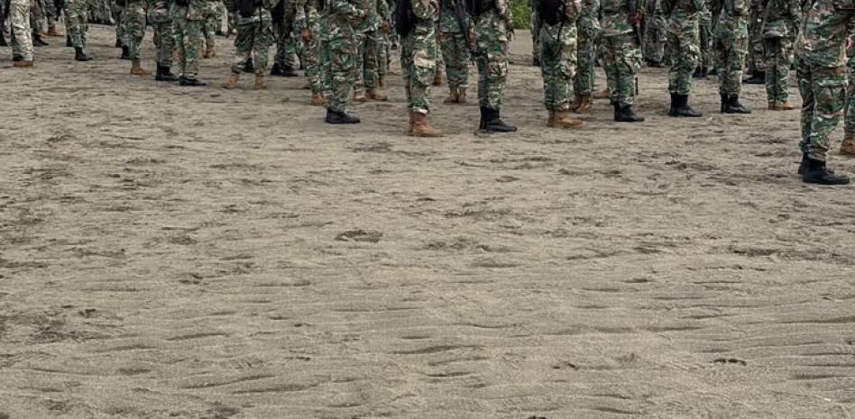 Miembros de la Armada realizan marcha de endurecimiento en zona de amortiguamiento Las Dunas