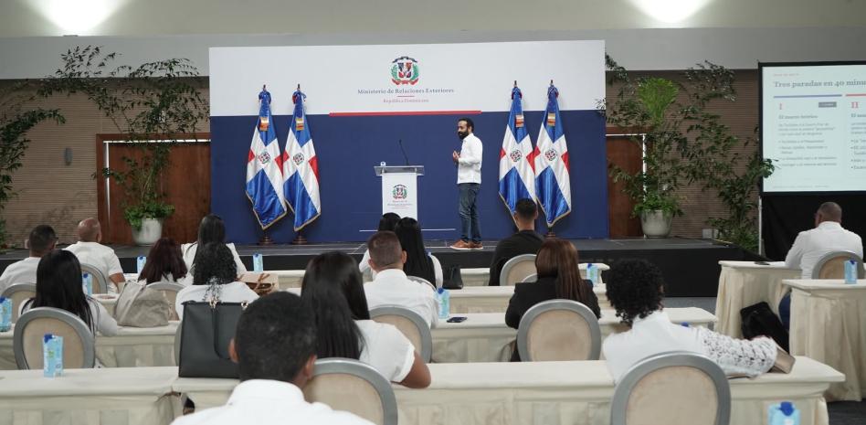 MIREX imparte taller de geopolítica para periodistas