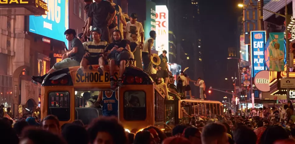 El caos empaña la euforia, pero neoyorkinos celebran el primer título de la Knicks en 53 años