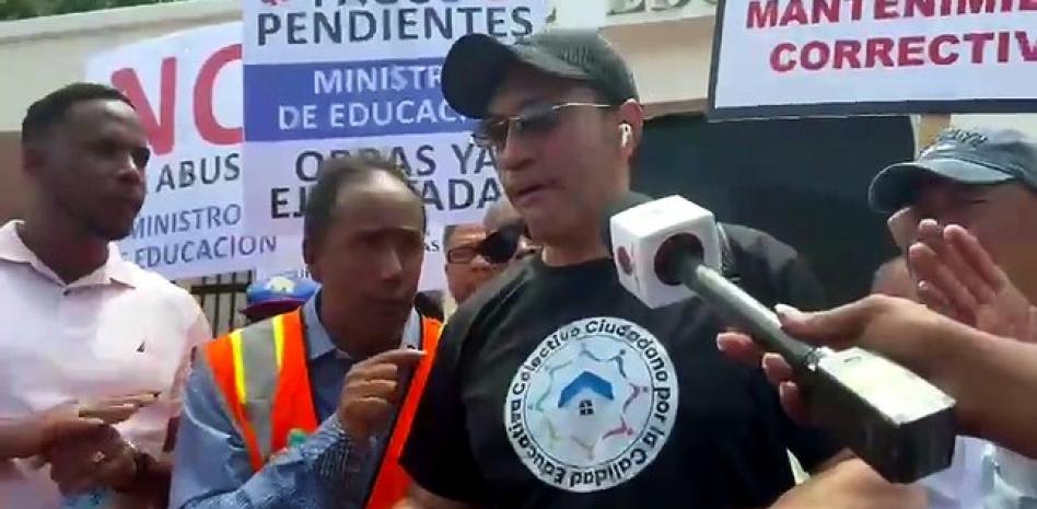 VIDEO: Juan Valdez en voz de contratistas aboga por el pago de las escuelas que no han sido remozadas.