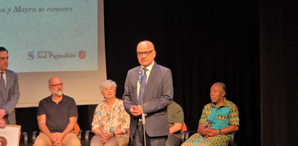 Escritor dominicano Osiris Madera recibe premio a la “Mejor Novela hispanoamericana” en Feria del Libro de Madrid