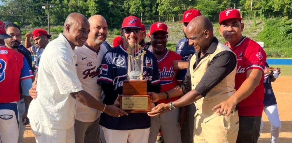 La Farándula conquista el torneo Los Mellos Softbol Club