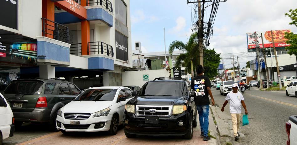 Dealers ocupan aceras para exhibir y vender vehículos