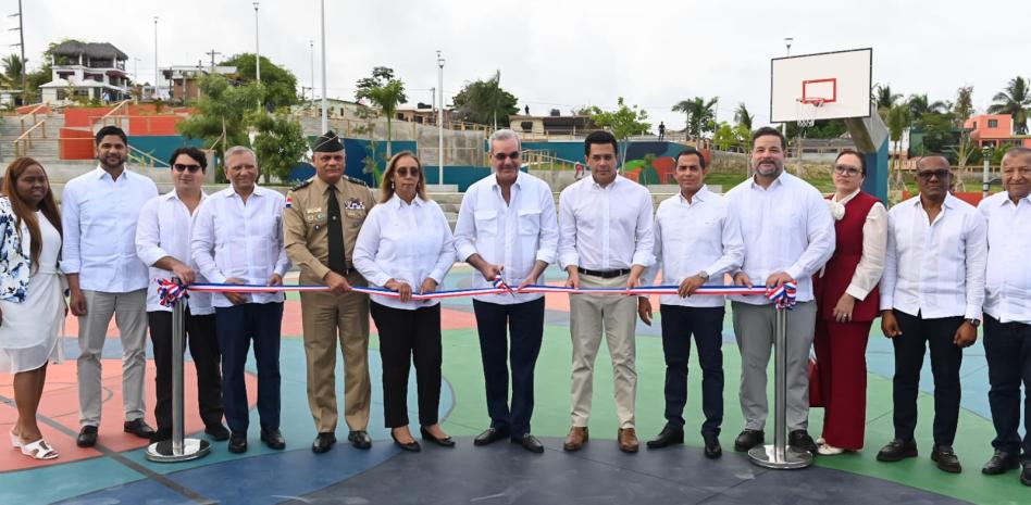 Abinader y David Collado inauguran obra en Haina
