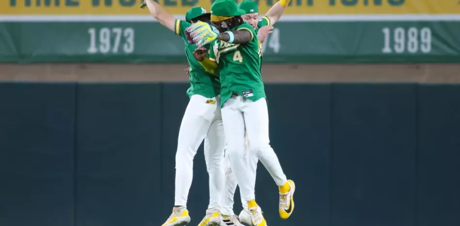 Kurtz y McNeil conducen a los Atléticos para vencer 11-2 a los Piratas