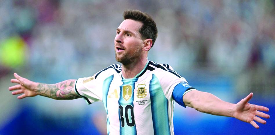 Con triplete histórico de Messi, Argentina golea a Argelia en su debut mundialista