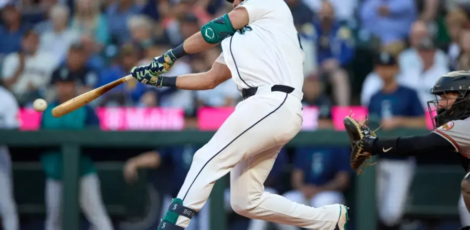 Cal Raleigh conecta sencillo decisivo y los Marineros derrotan 3-1 a los Orioles