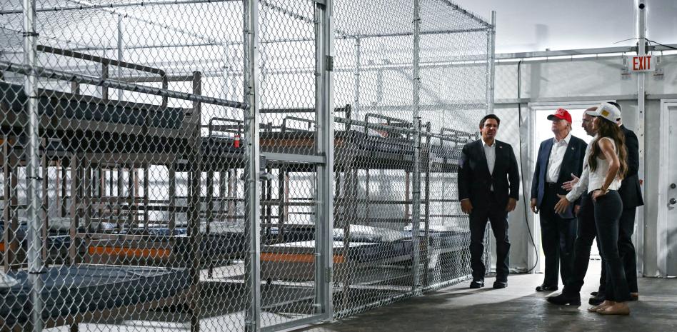 ICE traslada a inmigrantes del centro 'Alcatraz de los Caimanes' ante riesgo de huracanes