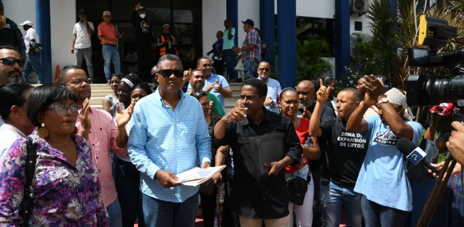 Residentes de Hato Nuevo Manoguayabo protestan en alcaldía de SDO por falta de recogida de basura