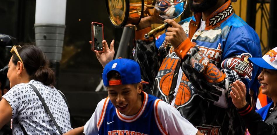 Miles de personas se echan a las calles en Manhattan para seguir el desfile de los Knicks