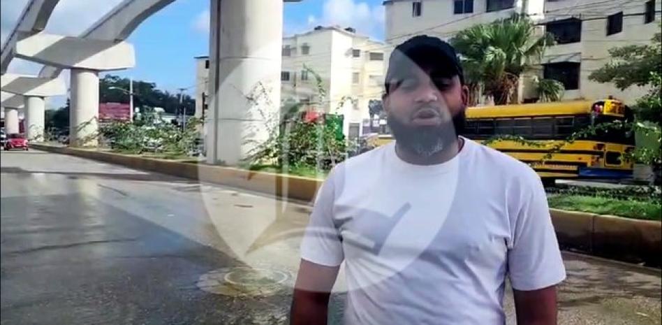 VIDEO: Comunitarios de Cienfuegos exigen a CORAASAN la reparación de una fuga de agua en la Avenida Tamboril
