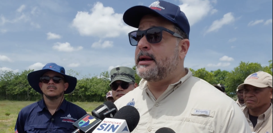 Haitianos intensifican la extracción de arena en un costado del Masacre