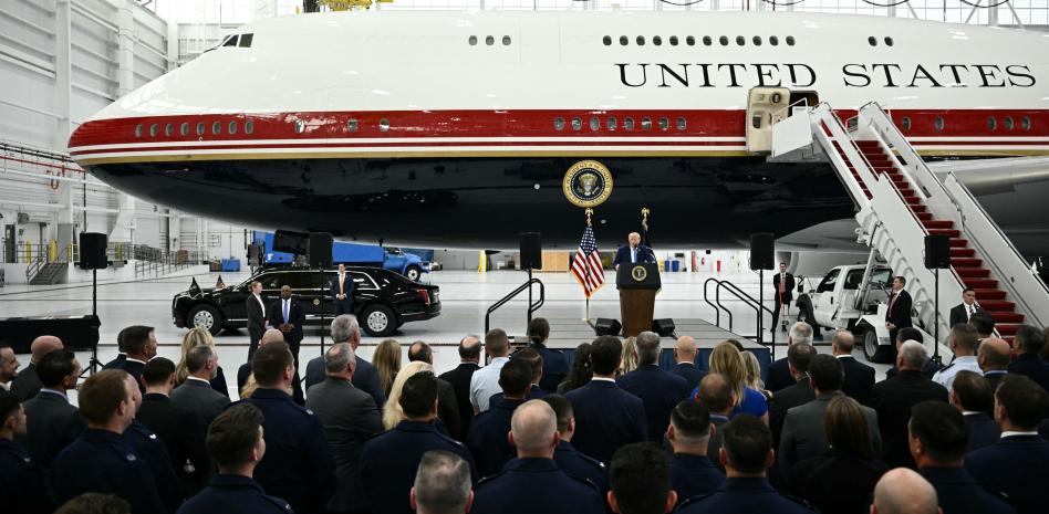Trump presenta el nuevo avión presidencial Air Force One donado por Catar