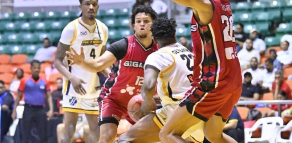 Brown Jr. encesta 31 puntos y Gigantes derrotan a Metros