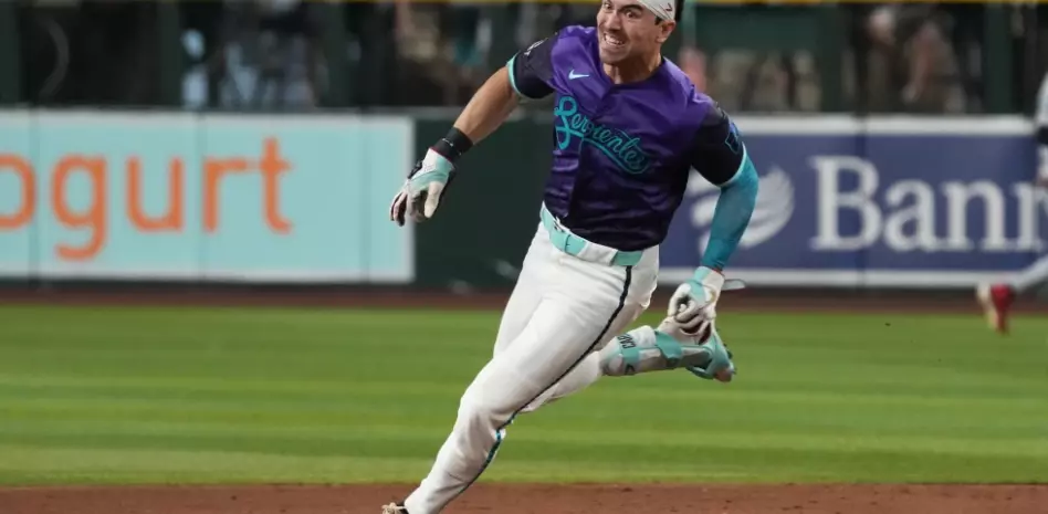 Carroll bate triple histórico y los D’Backs derrotan a los Mellizos, Marte jonronea