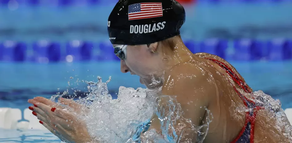 Kate Douglass bate el récord del mundo de los 50 metros braza en natación