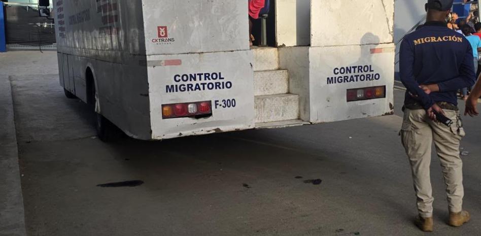 Detienen a dos empleados de Migración transportando a 22 haitianos en un vehículo oficial