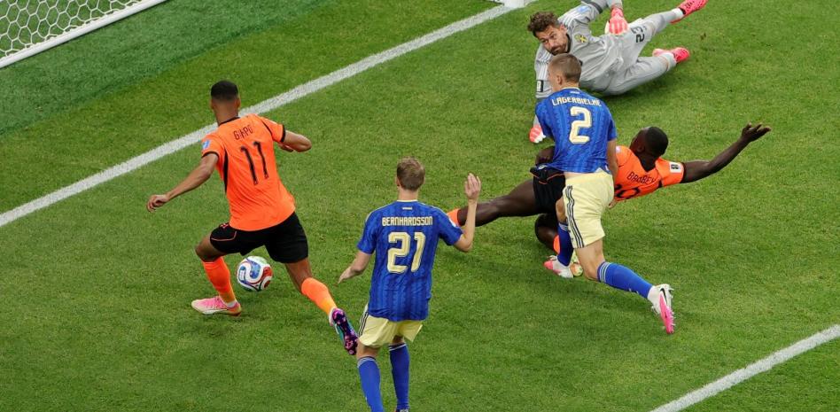 Países Bajos golea 5-1 a Suecia y entra en órbita de clasificación