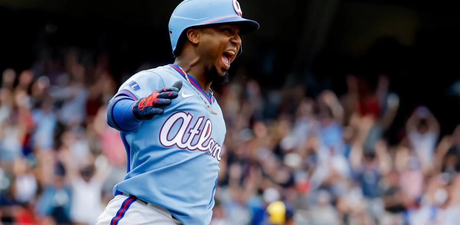 Ozzie Albies pega 2 jonrones para llevar a los Bravos a vencer Cerveceros