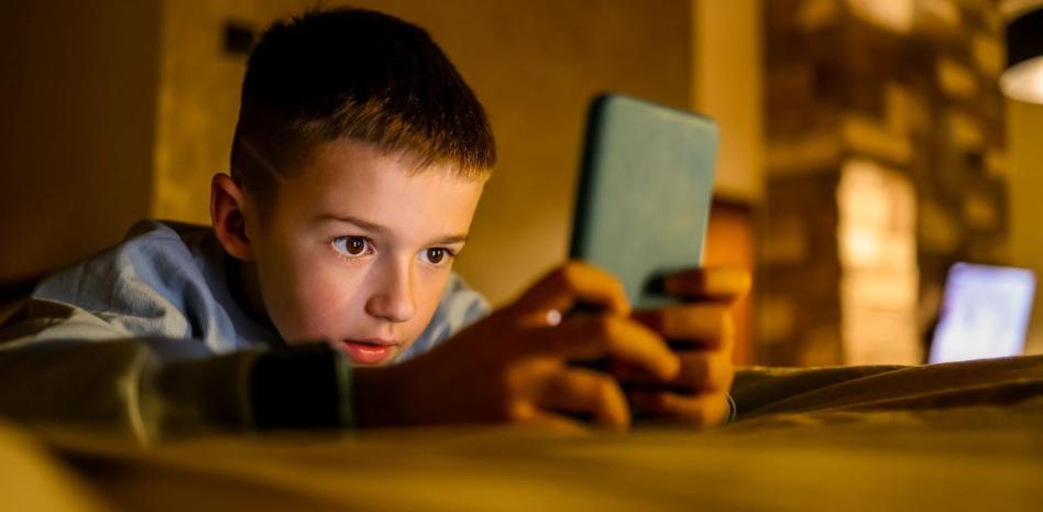 Es oficial: Francia aprueba la prohibición de redes sociales a los menores de 15 años