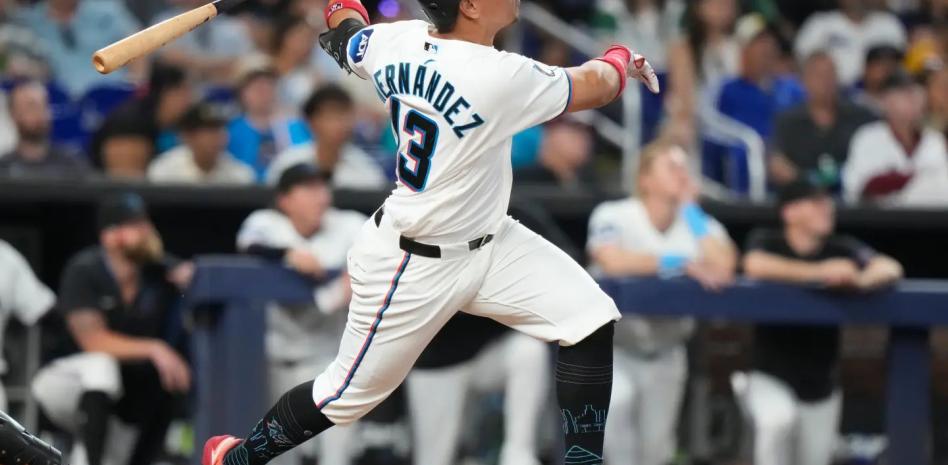 Con un cuadrangular de Heriberto Hernández, los Marlins derrotan Gigantes