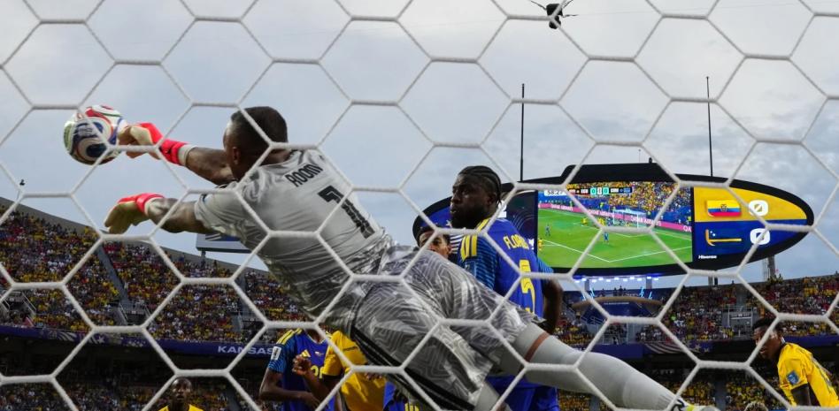 Portero Curazao realiza 15 paradas y lleva a la isla a empatar 0-0 con Ecuador