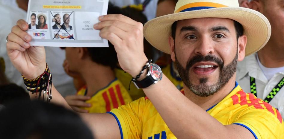 El ultraderechista De la Espriella vota confiado en ganar la presidencia de Colombia