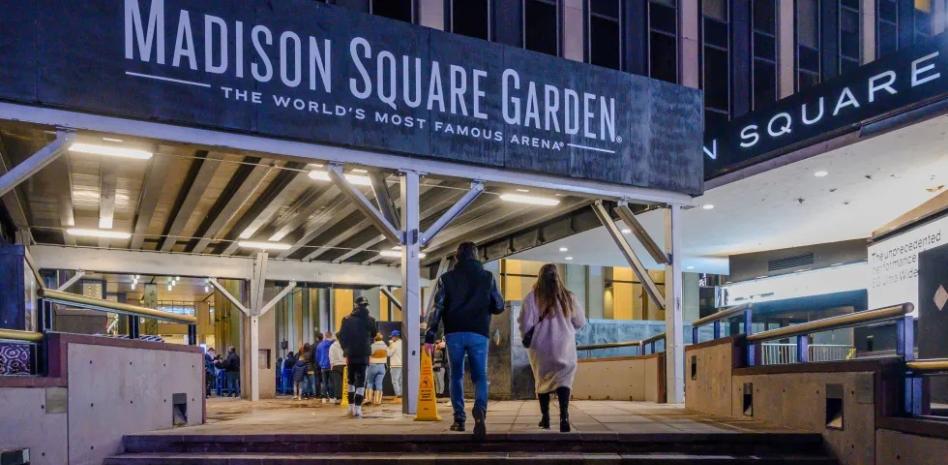 Hombre muere tras caer desde una grada del Madison Square Garden durante un concierto