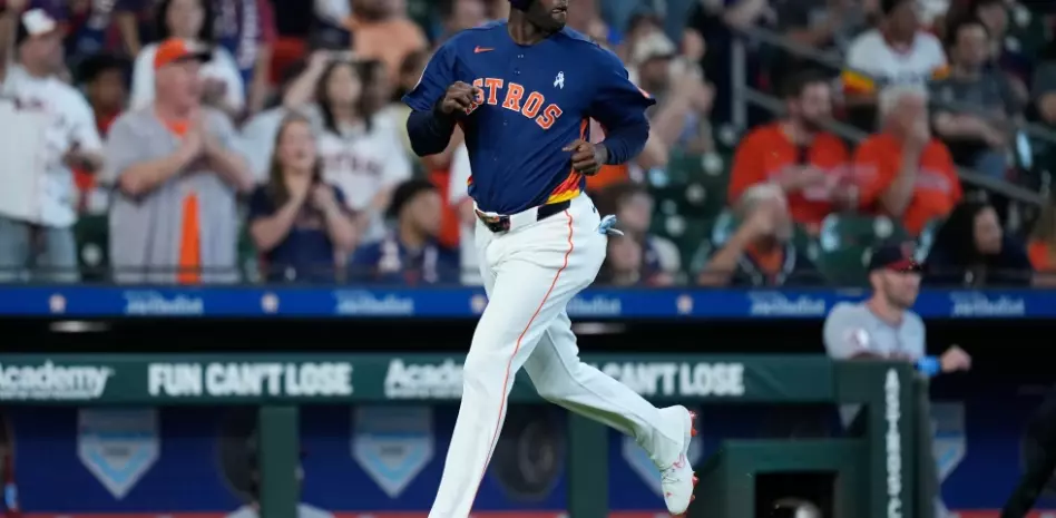 Yordan Álvarez pega vuelacercas 25 y los Astros derrotan 2-1 a los Guardianes