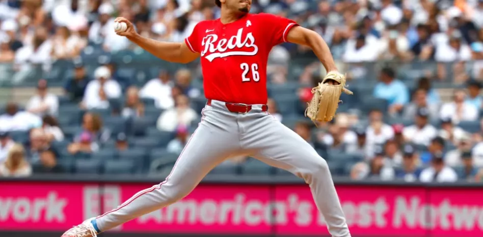 Burns gana su octava decisión seguida y los Rojos vencen 4-1 a Yankees