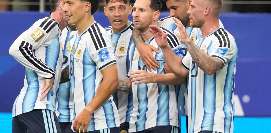 Con doblete de Messi, Argentina avanza a la fase eliminatoria