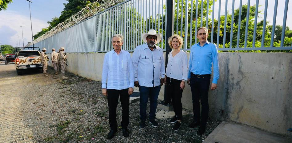 Embajadores de Francia y la Unión Europea recorren la frontera por Dajabón