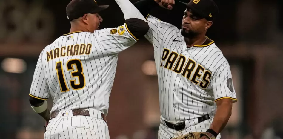 Machado batea cuadrangular, King lanza 7 sólidas entradas y Padres vencen 1-0 a Bravos