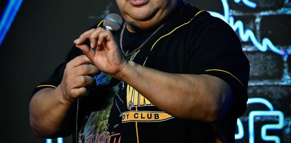 El comediante Carlos Mencia se declara inocente de 12 cargos por delitos graves de evasión fiscal