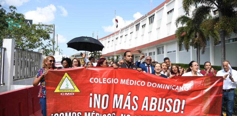 Médicos depositan recurso ante Tribunal Constitucional por artículos del nuevo Código Penal