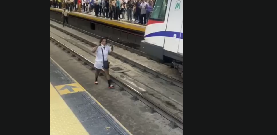 Usuaria provoca incidente en la vía del Metro; suspenden el servicio temporalmente en línea 2