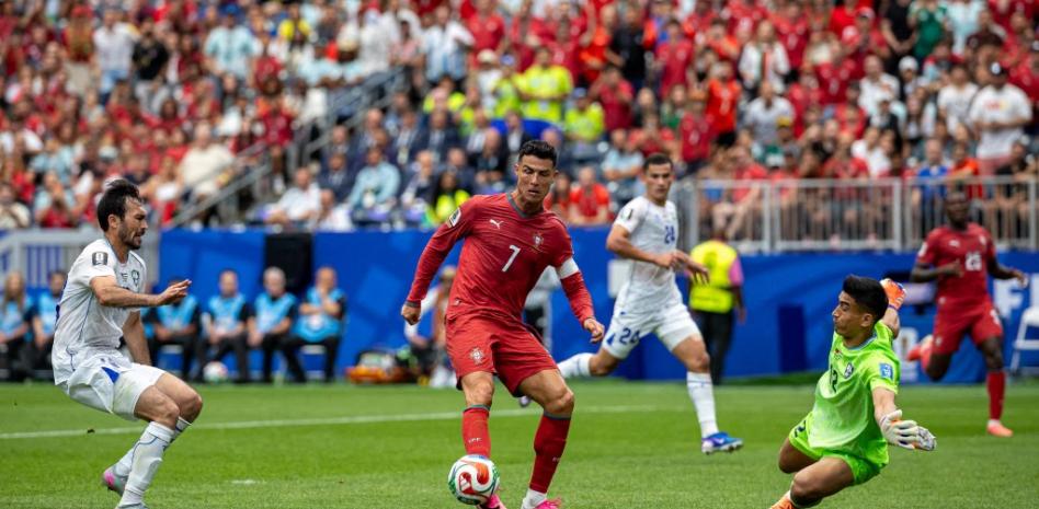 De la mano de Cristiano Ronaldo, Portugal golea a Uzbekistán